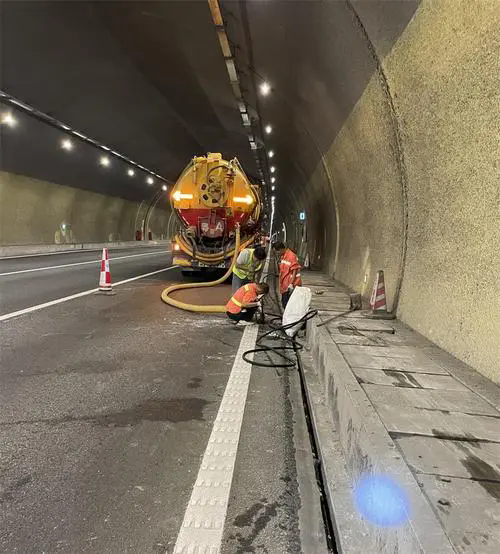 建德隧道排水渠清淤